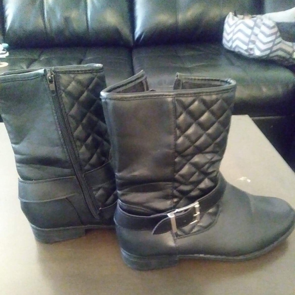 Black Boots size 8 Moto boot with Silver Buckles - Picture 5 of 5